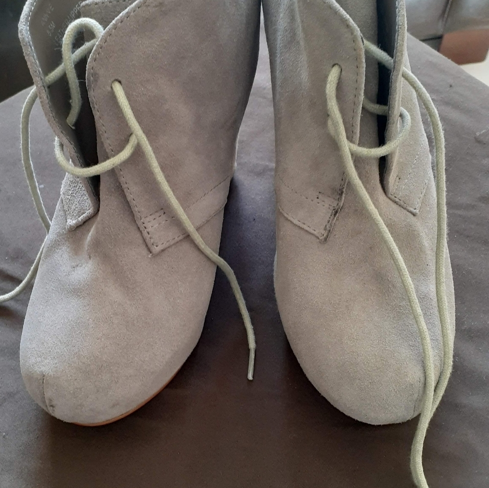 Steve Madden. A pair of shoes for ladies.
